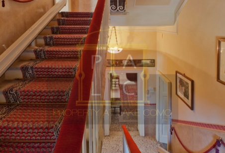 staircase with lift for wheelchair